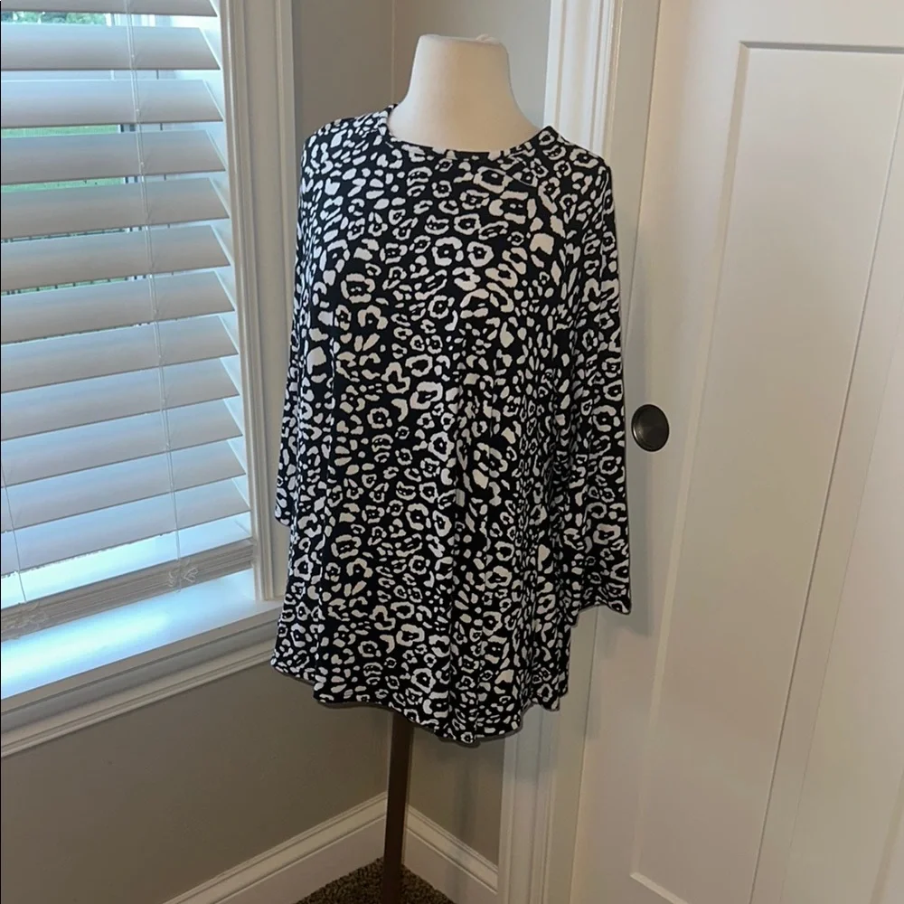 Kim & Cami Monochrome Animal Print Top Size 1X - Picture 1 of 4